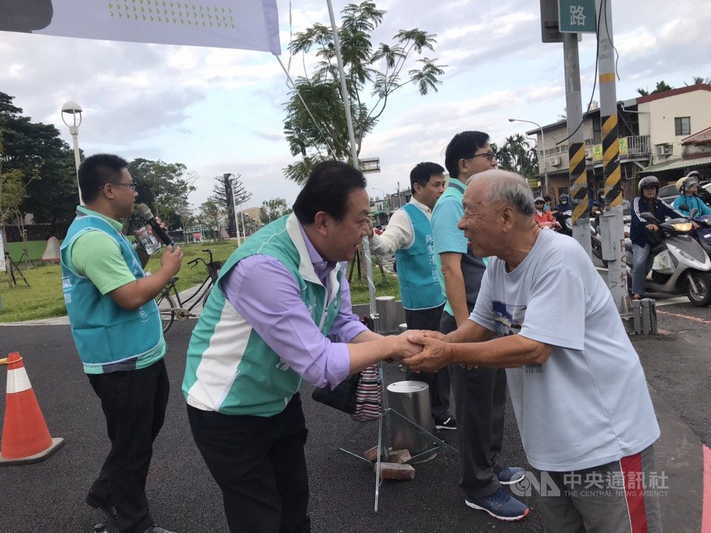 原宣布退出屏東區域立委選舉的民進黨籍立委蘇震清(左2),22日上午在屏東市主要街頭拜票,向來往行人握手問好,引發關注。(民眾提供)中央社記者郭芷瑄傳真 108年10月22日
