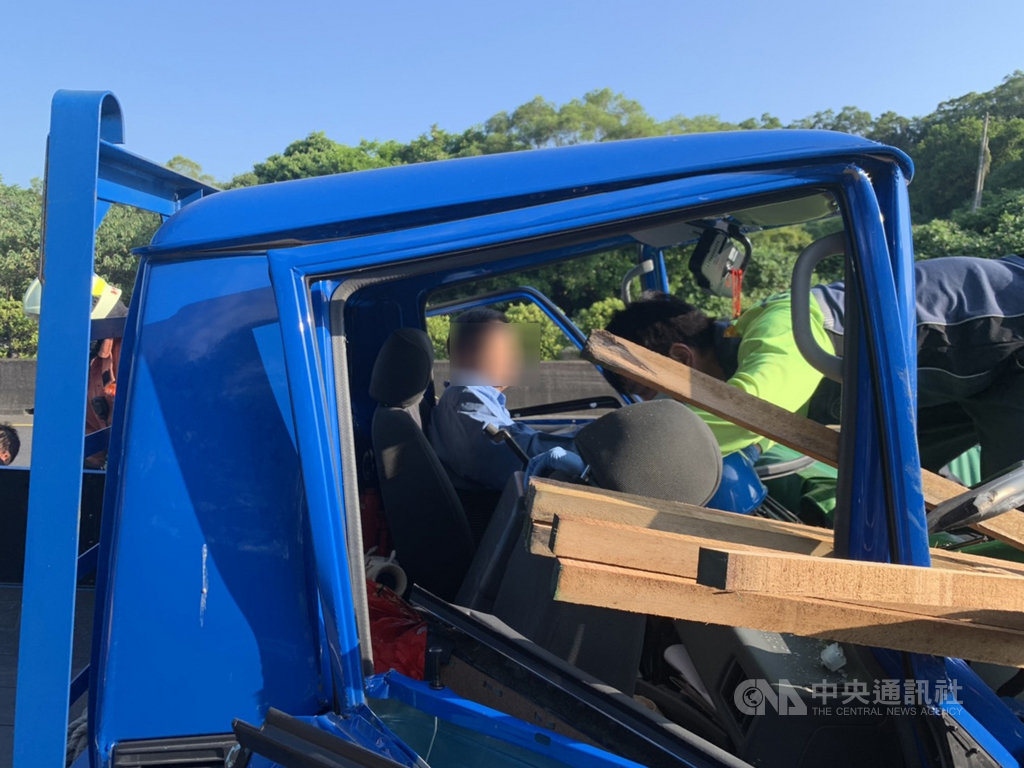 國道3號新竹茄苳路段22日發生4車連環車禍,鐘姓貨車駕駛疑因未注意車況,追撞前方載運木條貨車,導致前車載運的木條撞破貨車擋風玻璃,所幸鐘男逃過一劫,肇事原因待警方調查釐清。(翻攝畫面)中央社記者郭宣彣新竹縣傳真 108年10月22日