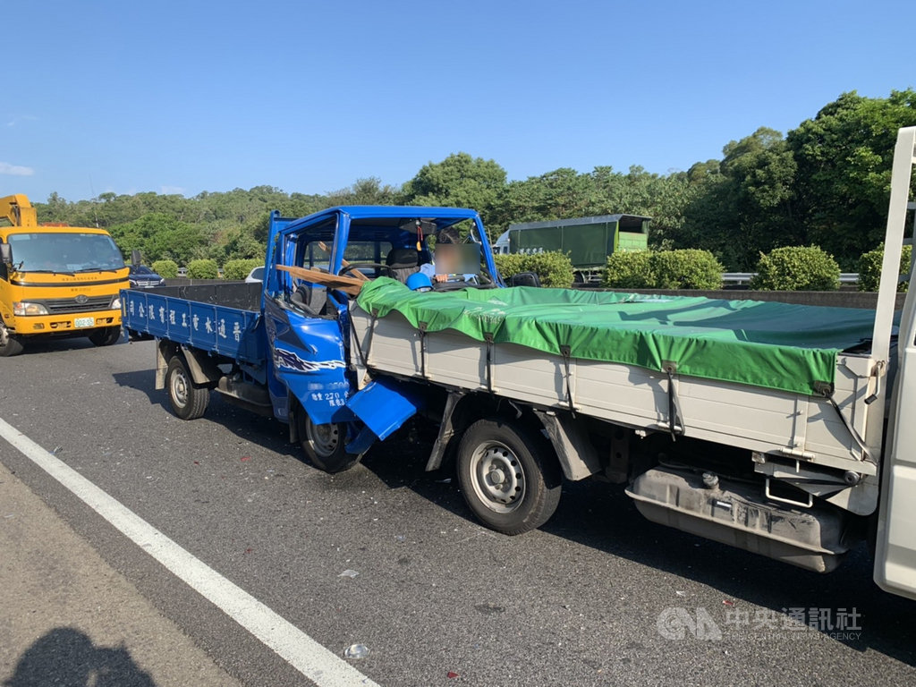 鐘姓貨車駕駛22日行經國道3號新竹茄苳路段,疑因未注意車況,追撞前方白色貨車,導致白色貨車載運的木條撞破貨車擋風玻璃,所幸木條未直接撞到鐘男駕駛座,送醫後無生命危險。(翻攝畫面)中央社記者郭宣彣新竹縣傳真 108年10月22日