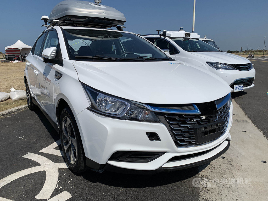 工研院與新竹市政府共同推動「Taiwan No. 0001」自駕車,22日在新竹南寮漁港揭牌上路,成為全台首輛能在開放場域驗證的自駕車。中央社記者郭宣彣攝 108年10月22日
