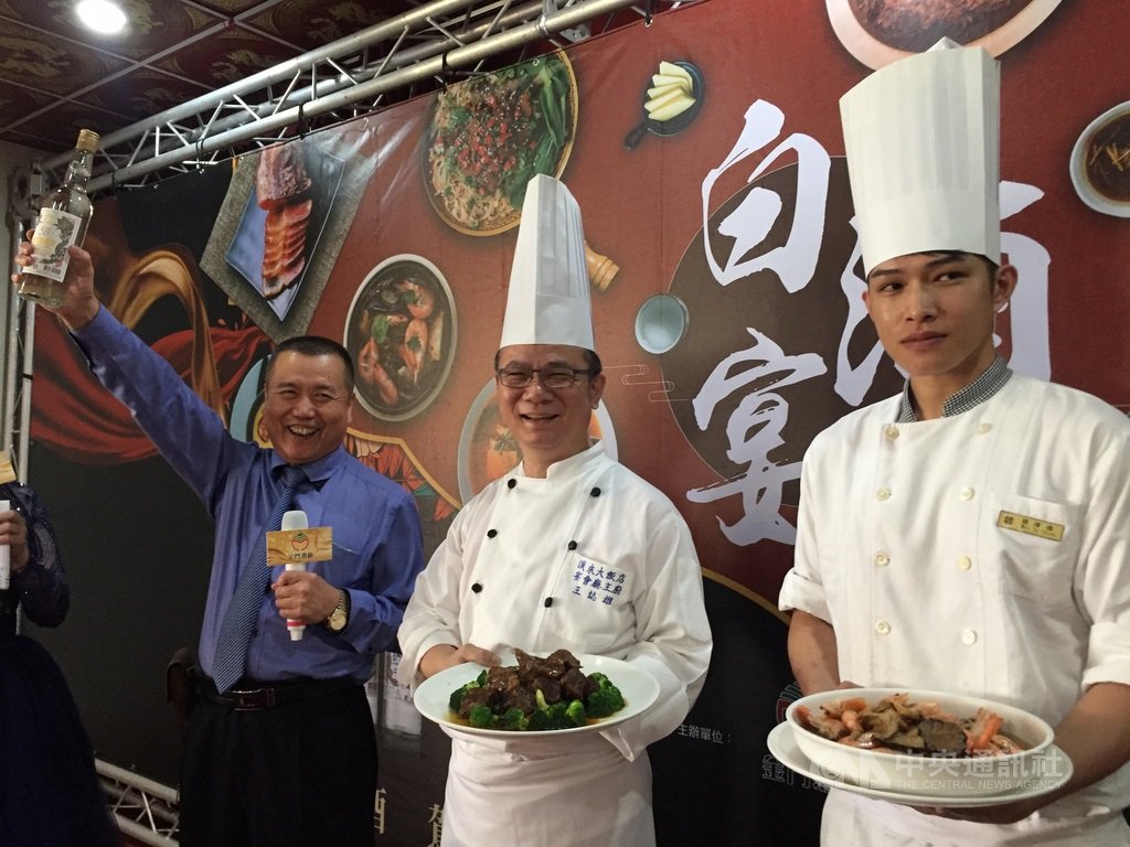 金門酒廠22日舉辦白酒宴,由高雄漢來大飯店副總陳進萬(左起)率領主廚王誌雄、廚師簡瑋德研發8道美味佳餚,讓縣府官員和在地餐飲業者品嚐。(飲酒過量有害健康,酒後請勿開車)中央社記者黃慧敏攝 108年10月22日