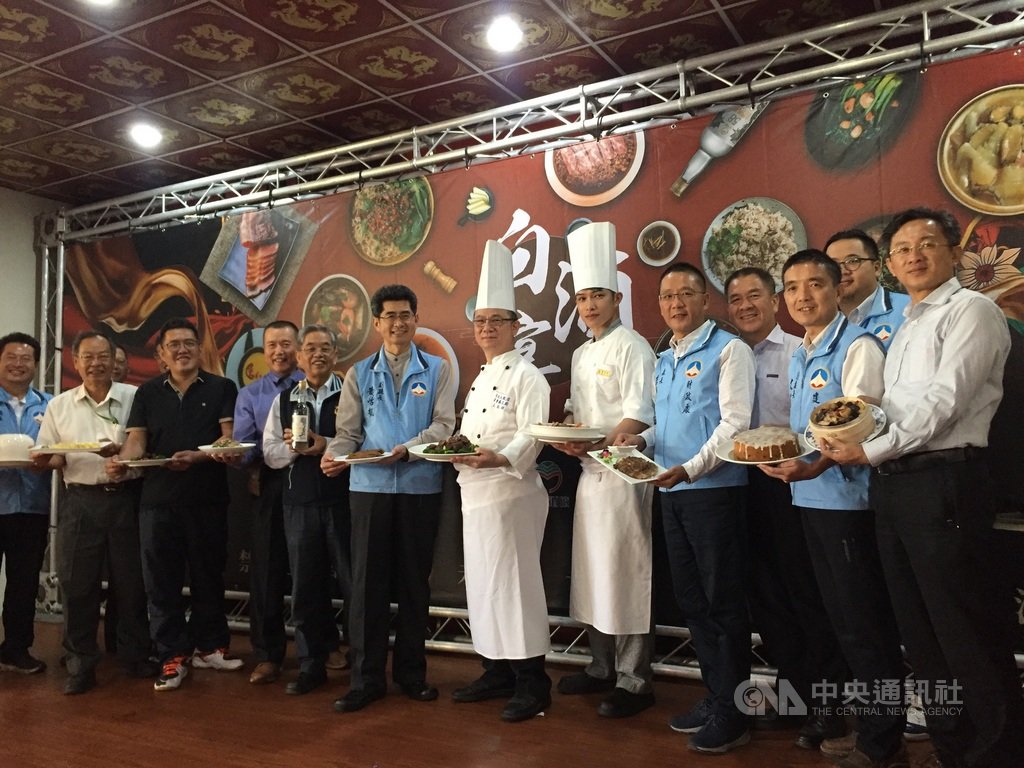 金門酒廠22日舉辦白酒宴,由高雄漢來大飯店副總陳進萬(前左4)率領團隊研發8道主菜,金門縣副縣長黃怡凱(前左6)等人搶先品嚐。(飲酒過量有害健康,酒後請勿開車)中央社記者黃慧敏攝 108年10月22日