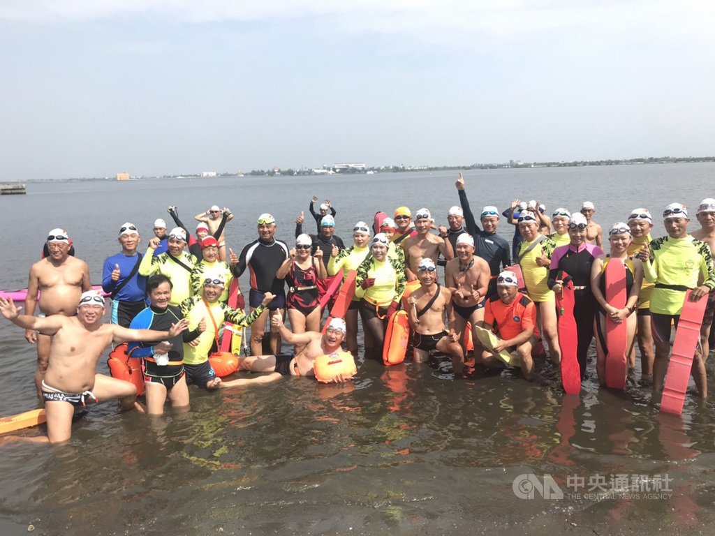 第2屆大鵬灣海水長泳嘉年華將於27日上午從大鵬帆船基地出發,挑戰國內唯一潟湖海水3000公尺的長泳,主辦單位22日邀50名選手測試。(鵬管處提供)中央社記者郭芷瑄傳真 108年10月22日
