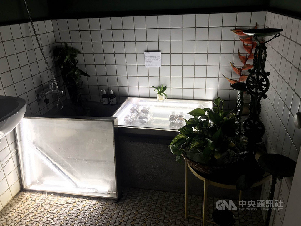 花蓮溝仔尾街區一群店家,趁著觀光淡季集結藝術家,舉辦「淡季-溝仔尾街區藝術季」,計畫發起人之一廖脩博出借店面浴室,做為藝術創作的展示空間。中央社記者張祈攝 108年10月22日