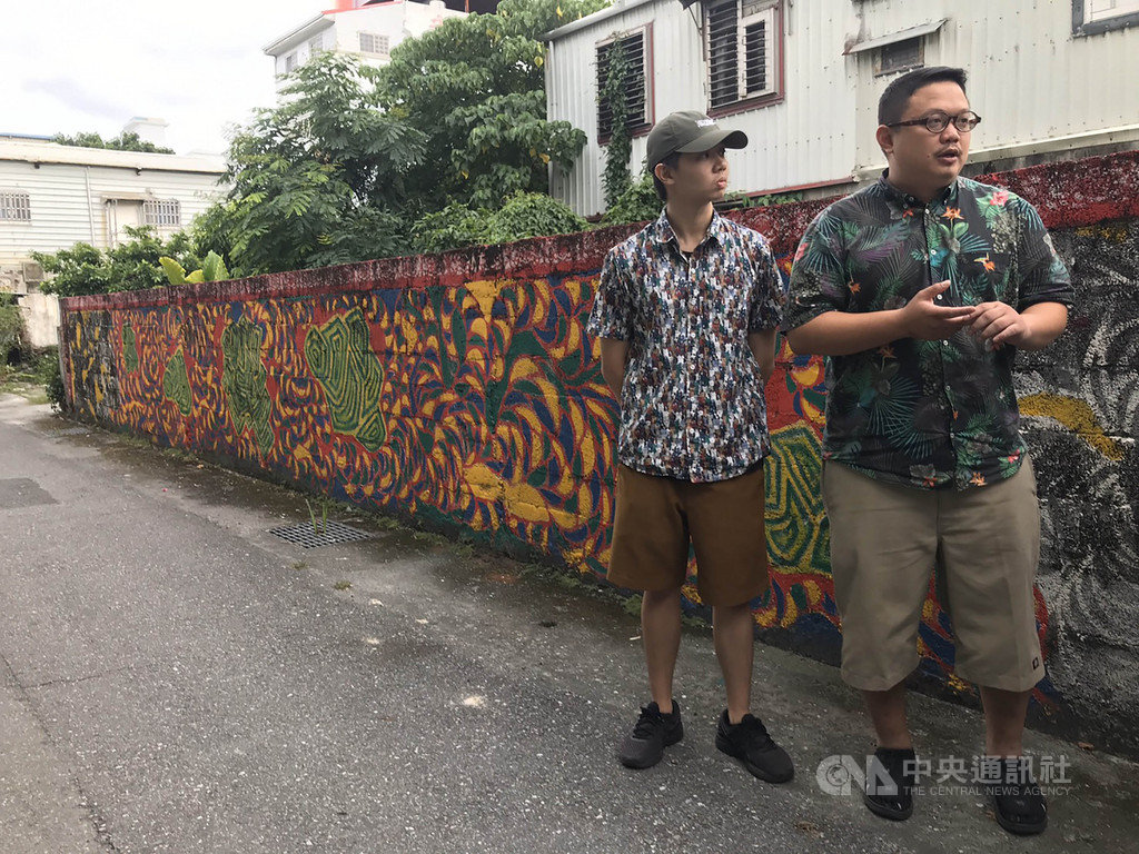 花蓮溝仔尾街區一群店家,趁著觀光淡季集結藝術家,舉辦「淡季-溝仔尾街區藝術季」,計畫發起人黃弘舜(左)、廖脩博(右)不只出借場地,也參與塗鴉創作。中央社記者張祈攝 108年10月22日