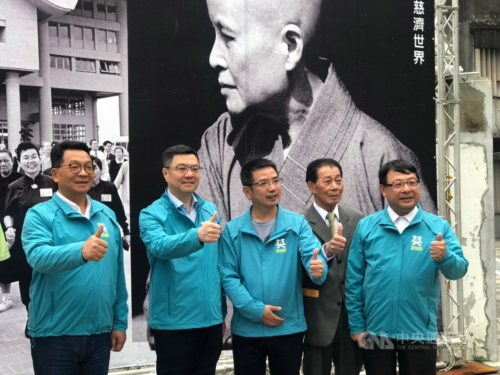 港女命案凶嫌陳同佳願到台灣投案引發爭議,前總統馬英九22日為此命案哽咽,對此,民主進步黨主席卓榮泰(左2)表示,馬英九眼淚流得不是時候。(翻攝照片)中央社記者王朝鈺傳真 108年10月22日