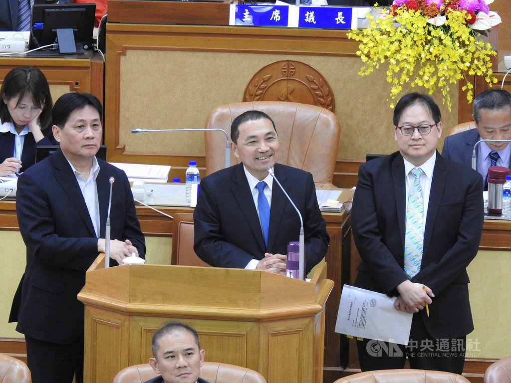 對於議員質疑警方「e化天眼」系統可隨時掌握特定人行蹤,是否可能濫用侵犯人民隱私,新北市長侯友宜(中)22日在市政總質詢表示,不可能違法使用。中央社記者王鴻國攝 108年10月22日