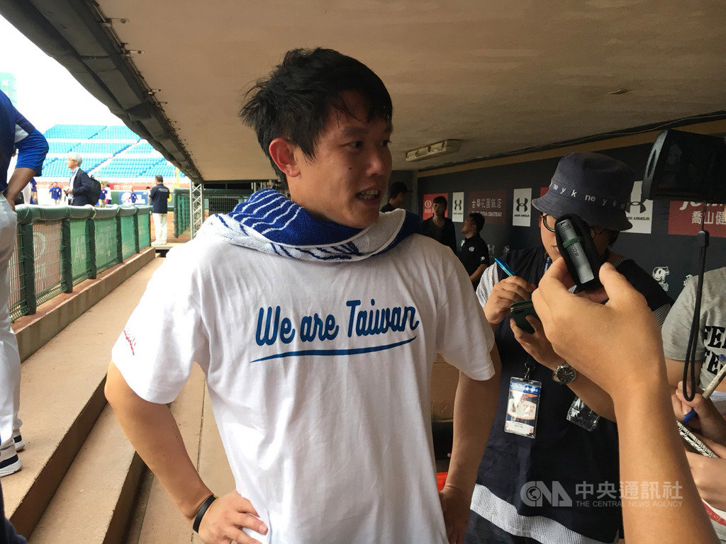 世界12強棒球賽中華隊22日全體開始練球,旅日千葉羅德海洋隊左投陳冠宇也馬上加入,他表示,會為球隊盡心力,預賽連3天出賽也沒問題。中央社記者楊啟芳攝 108年10月22日
