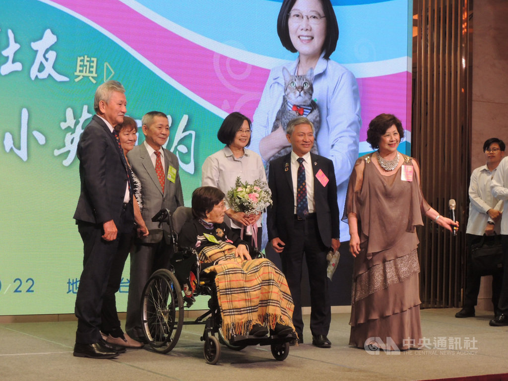 總統蔡英文(前右3)22日到台中長榮桂冠酒店出席中區扶輪社領導幹部菁英會,前台中市副市長張光瑤(前右2)的百歲人瑞母親(前中)也出場獻花,祝蔡總統「凍蒜」。中央社記者郝雪卿攝 108年10月22日