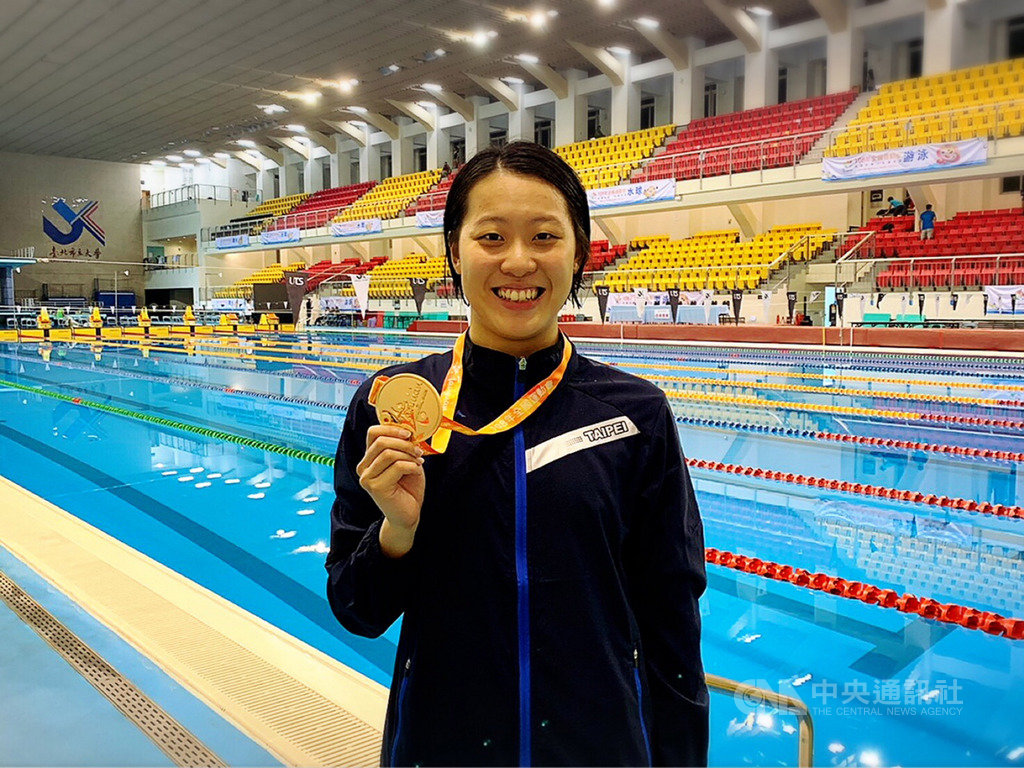 108年全國運動會女子組游泳競賽22日持續進行,台北市黃渼茜在50公尺自由式決賽中飆出25秒78成績,打破全國紀錄,拿下金牌。中央社記者黃巧雯攝 108年10月22日