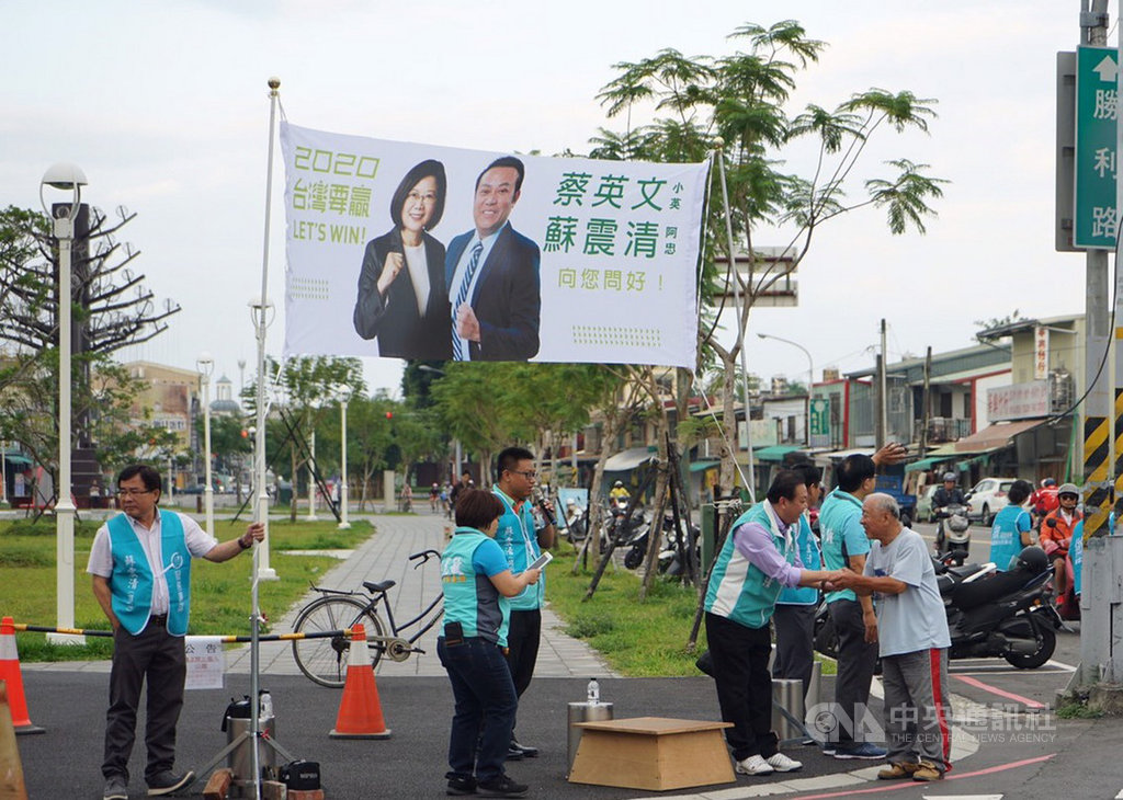 原宣布退出屏東區域立委選舉的民進黨籍立委蘇震清(前右2),22日上午在屏東市主要街頭拜票,向來往行人握手問好,助理並舉著「2020 台灣要贏」、「蔡英文蘇震清 向您問好」的布條。(民眾提供)中央社記者郭芷瑄傳真 108年10月22日