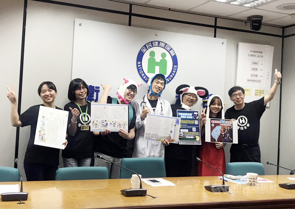 為讓健保理念向下扎根,健保署公務員自組劇團前進校園,透過有趣劇情讓小學生了解健康存摺、分級醫療觀念,預計將展開百場全台巡演。中央社記者張茗喧攝 108年10月22日
