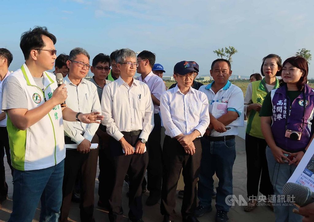 民進黨立委邱志偉(前左)22日勘查高雄市典寶溪D區滯洪池建設工程,承諾將繼續爭取台糖公司提供用地以解決水患問題。中央社記者王淑芬攝 108年10月22日