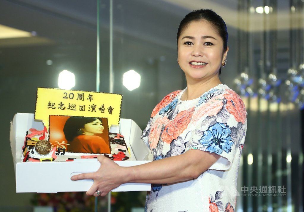 日本歌手夏川里美(圖)22日來台宣傳12月將在台舉辦的出道20週年演唱會,主辦單位特別送上蛋糕慶祝。中央社記者王騰毅攝 108年10月22日