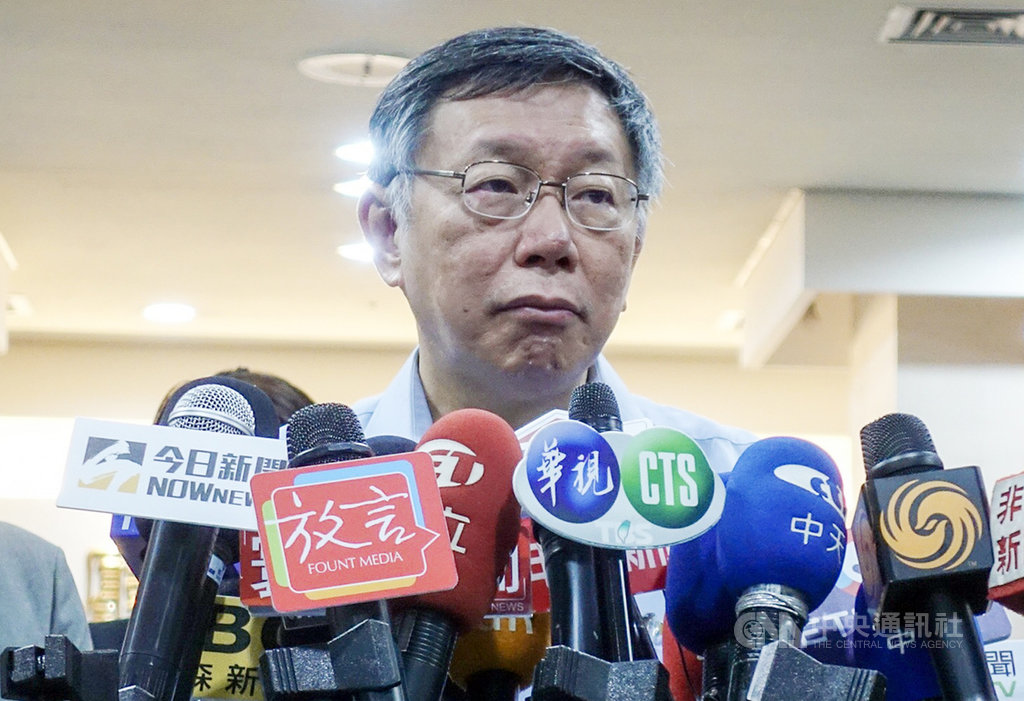 港府願助港女命案凶嫌陳同佳來台投案,藍綠意見相左;台北市長柯文哲22日說,「人家要投案,你就讓他投」、「我看嘸民進黨在搞什麼鬼(台語)」,認為選舉快到了,所有人都抓狂、起肖(台語)。中央社記者梁珮綺攝 108年10月22日