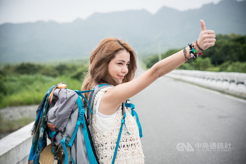 女星李毓芬(圖)在電影「絕世情歌」中,一別過去在電視劇中的「白富美」形象,首次嘗試波西米亞風的造型,飾演一名充滿正能量的流浪歌手。(滿滿額娛樂提供)中央社記者洪健倫傳真 108年10月22日