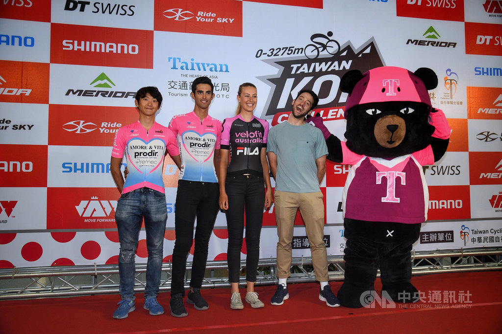 2019台灣自行車登山王挑戰將於25日登場,選手們將從花蓮七星潭出發至終點合歡山武嶺,交通部觀光局22日介紹參賽亮點選手菱沼由季典(Yukinori Hishinuma)(左起)、Pierpaolo Ficara、Victoria Barry、Nathan Haas。中央社記者王飛華攝 108年10月22日