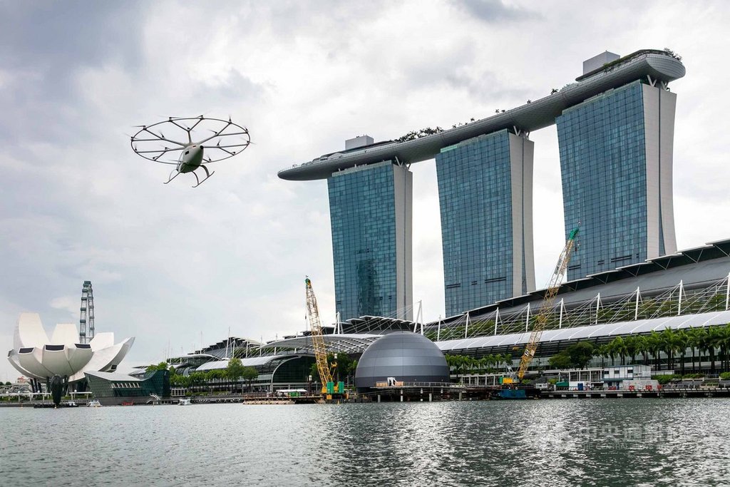 德國企業Volocopter空中計程車22日在新加坡濱海灣上空試飛,測試過程約3分鐘。(Volocopter提供)中央社記者黃自強新加坡傳真 108年10月22日
