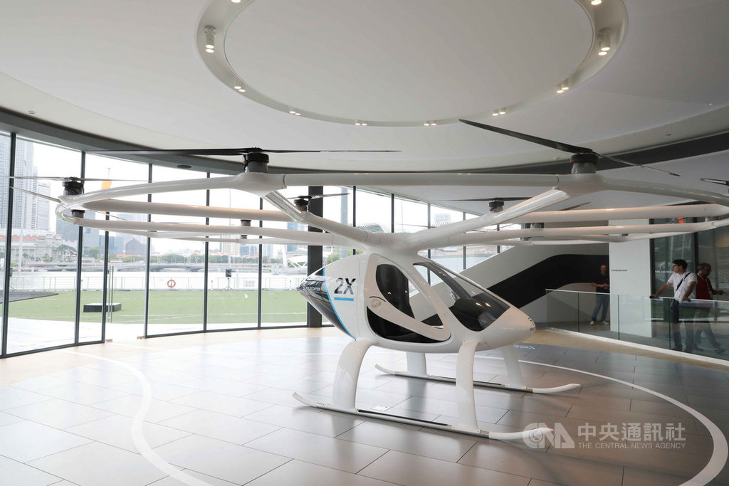 德國企業Volocopter的空中計程車22日在新加坡濱海灣上空試飛。這項空中計程車的起降設備可以設在停車場頂樓、商業大樓或商場。中央社記者黃自強新加坡攝 108年10月22日