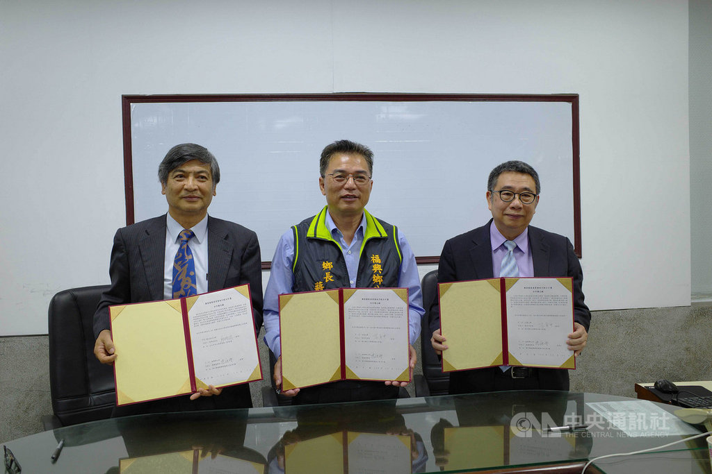 政治大學、大葉大學22日與彰化縣福興鄉公所簽訂地方創生計畫合作意向書,期許創造更多工作機會,協助地方產業升級。(政大提供)中央社記者許秩維傳真 108年10月22日