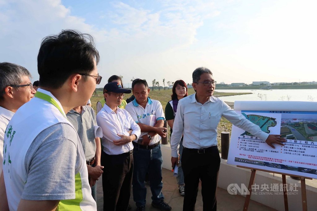 水利署長賴建信(右)22日南下高雄勘查典寶溪D區滯洪池建設工程,允諾協助解決並推進滯洪池建設工程。中央社記者王淑芬攝 108年10月22日