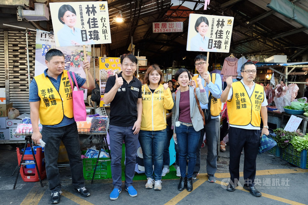在時代力量黨主席徐永明(左2)的陪同下,中壢區立委參選人林佳瑋(左3)22日上午到內壢市場掃街拜票。中央社記者吳睿騏桃園攝 108年10月22日