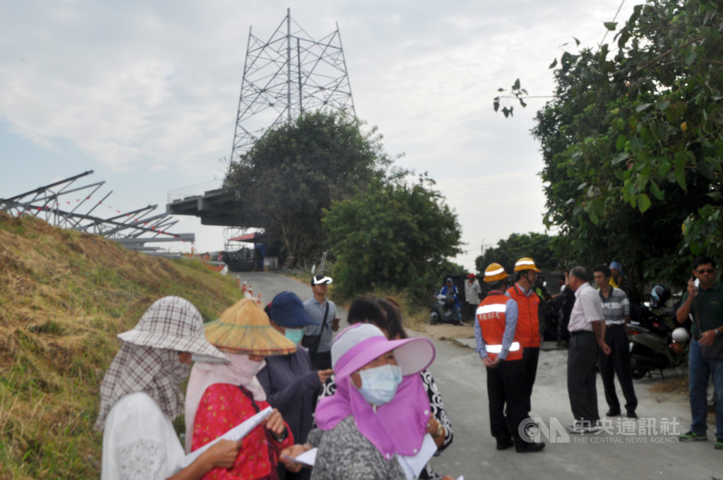 台電發展綠電,將在銜接台南市安南區、七股區的國姓橋南北兩側各興建一座高壓電塔,當地居民不滿台電未事先溝通,擔憂自身健康受影響,22日前往陳情,台電允諾暫緩施工。中央社記者張榮祥台南攝 108年10月22日