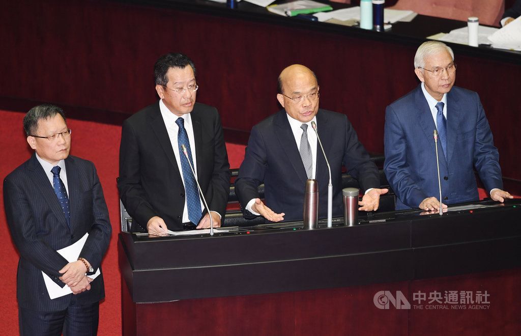 行政院長蘇貞昌(右2)22日在立法院會,偕金管會主委顧立雄(左2)、財政部長蘇建榮(左)和央行總裁楊金龍(右)備詢時表示,國家利益就是國家主權守住、經濟發達、人民幸福,他說,「我們就做這樣的努力」。中央社記者施宗暉攝 108年10月22日