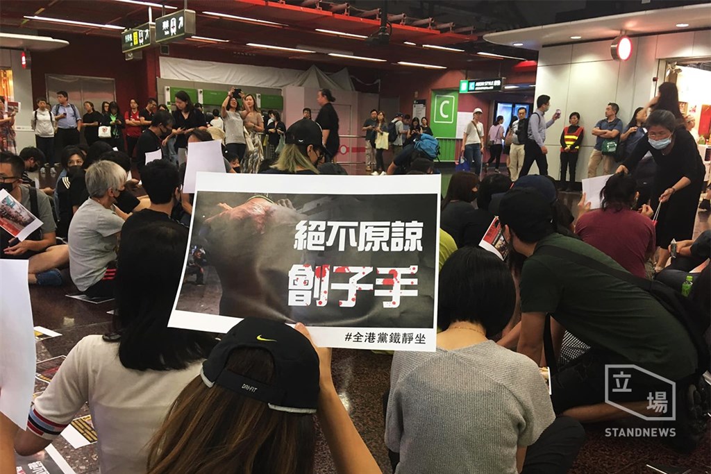 721元朗襲擊事件21日滿3個月,反送中支持者當晚發起全港地鐵站靜坐集會。圖為民眾在太古港鐵站內靜坐。(立場新聞提供)