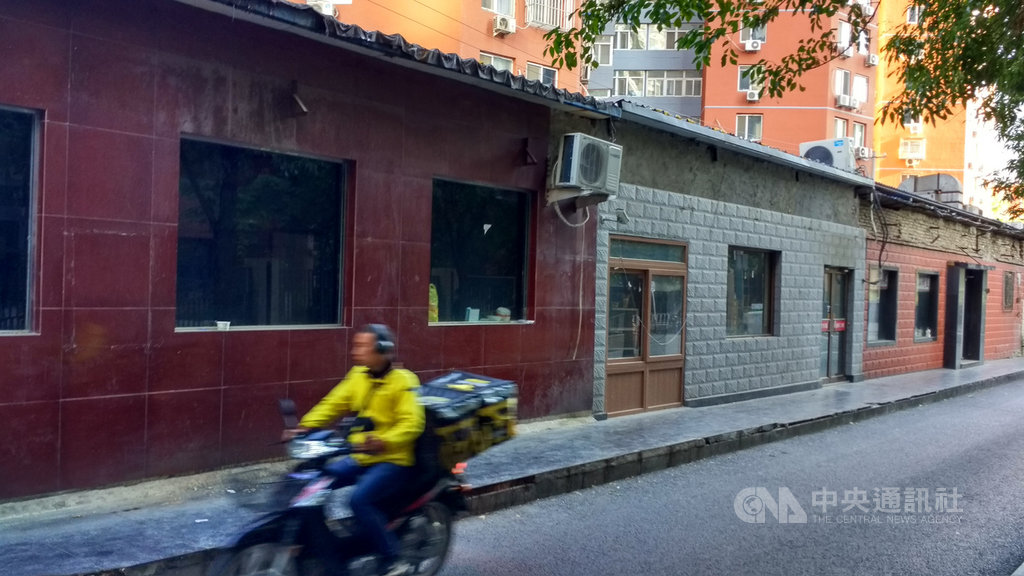 北京的大街小巷原本總能見到不少不太起眼、價格卻親民許多的小吃店,或是賣飲料、配鑰匙的小舖。但這兩年來,這些小店舖卻一間間地關門,人去樓空。圖為北京西大望路巷內一整排已關門的小飯館。中央社記者邱國強北京攝 108年10月22日