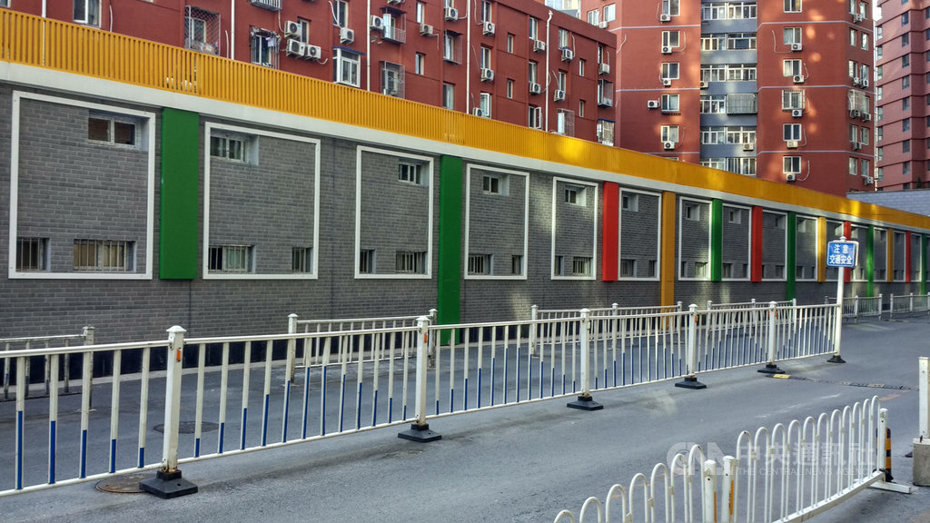 北京街巷裡的許多小吃店及小舖,這兩年在官方政策下被大舉清退。圖為北京西大望路巷內一整排被清退的小飯館,原址的門窗全數砌上新磚,並以色彩稍加點綴。中央社記者邱國強北京攝 108年10月22日