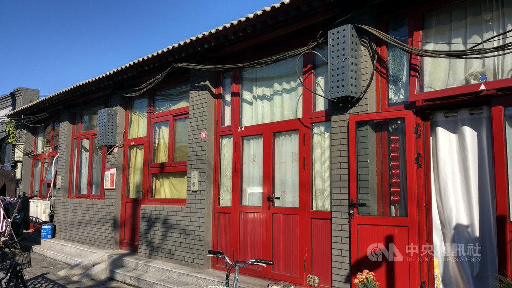 北京街巷裡的許多小吃店及小舖,這兩年在官方政策下被大舉清退。圖中的門窗(緊閉者)是老方原本開在北京磁器口大街的小飯館舊址,如今被原屋主收回,成為普通民宅。中央社記者邱國強北京攝 108年10月22日