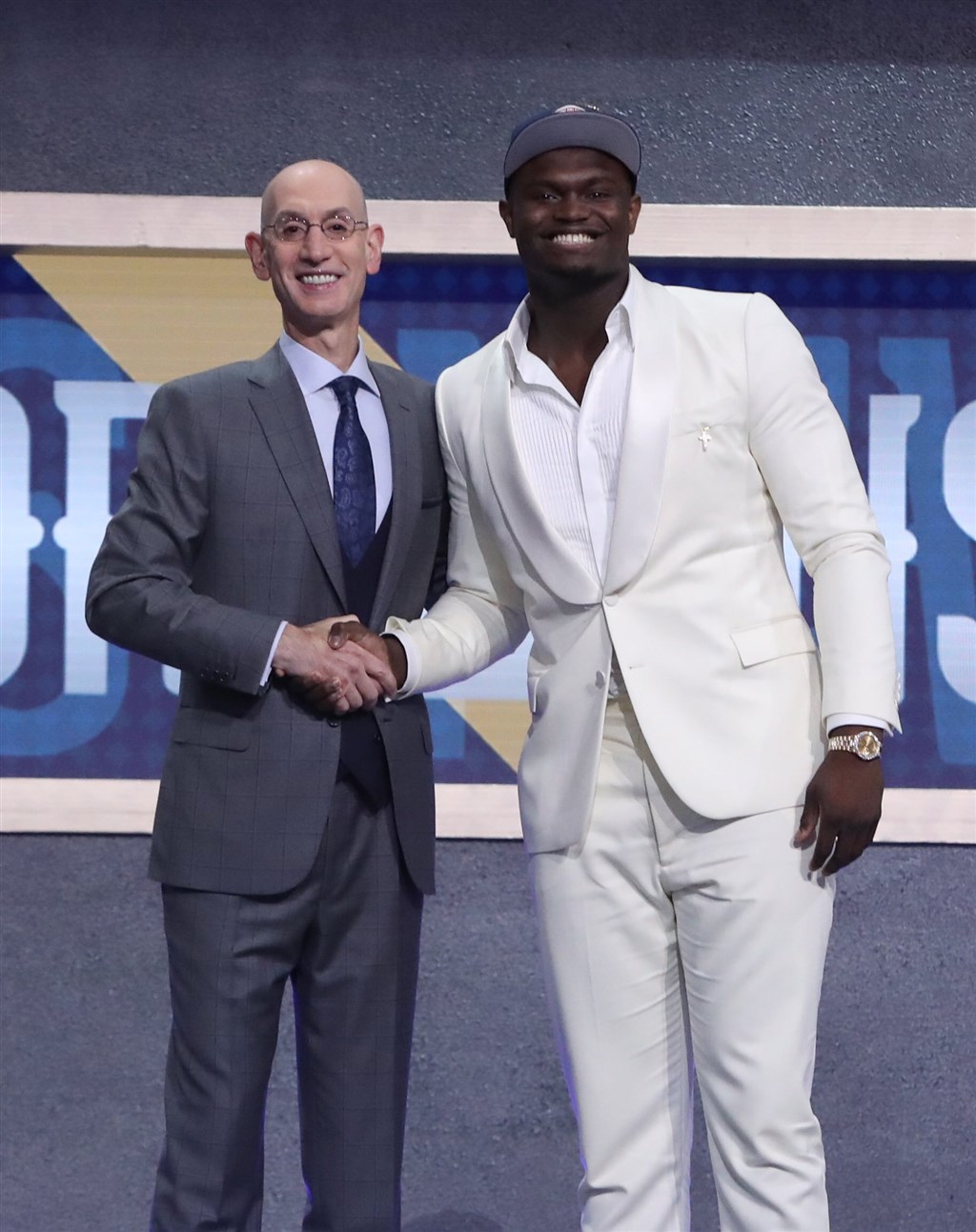 美國職籃NBA選秀狀元,紐奧良鵜鶘的威廉森(右)21日接受右膝關節鏡手術,預計將缺席兩個月。(圖取自twitter.com/zionwilliamson)