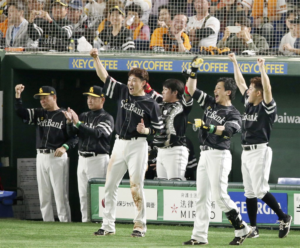 日本職業棒球總冠軍賽22日第3戰,福岡軟銀鷹隊以6比2擊退巨人。圖為4局上軟銀隊德斯潘耶打出2分打點安打時,隊友歡呼。(共同社提供)