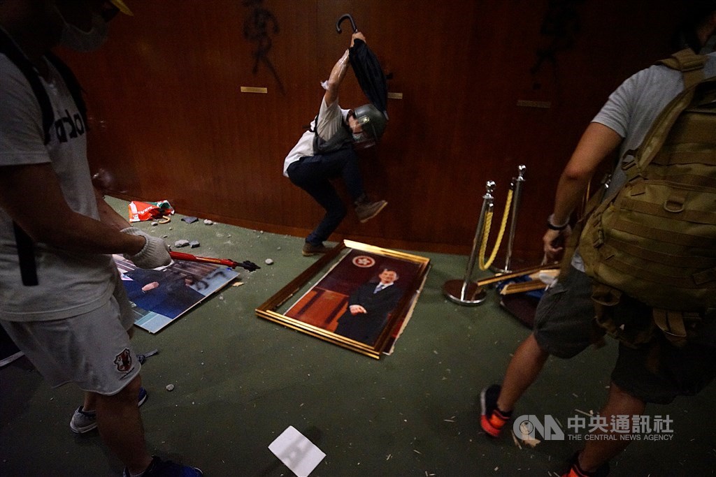 第18屆卓新獎22日公布入選名單,中央社攝影記者裴禛以「香港反送中怒火延燒 示威者衝立法會」入選單張新聞攝影獎。(中央社記者裴禛攝)