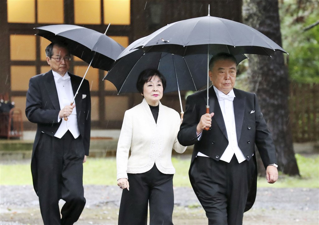 日本首席大法官大谷(左起)、參議院議長山東、眾議院議長大島出席22日即位禮正殿之儀。(共同社提供)