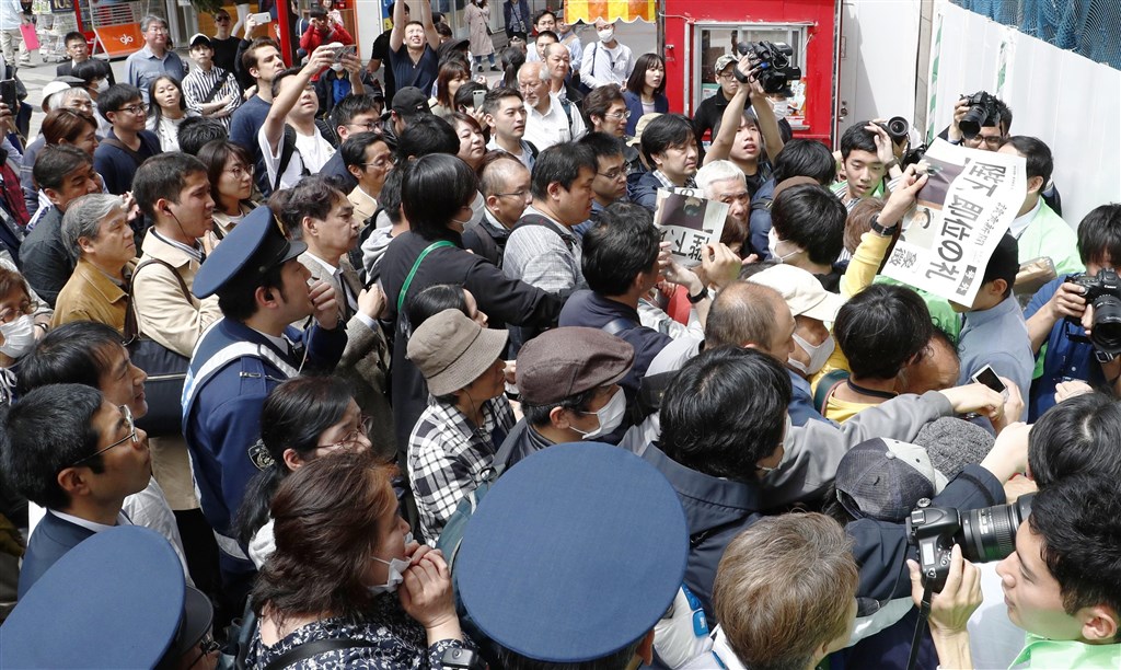 雖然日本各大紙媒已紛紛強化網路新聞,但仍保有發生重大事件時發送號外的習慣。圖為日皇5月1日即位時,民眾聚集領取號外。(共同社提供)