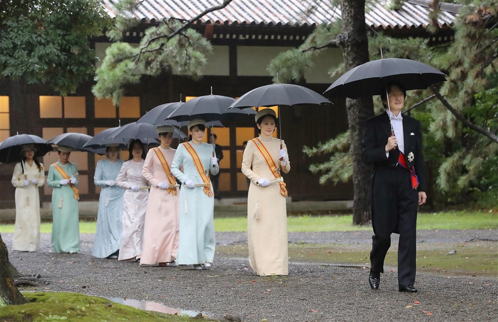 日皇德仁胞弟秋篠宮(右)伉儷等11位皇族出席即位禮正殿之儀。(共同社提供)