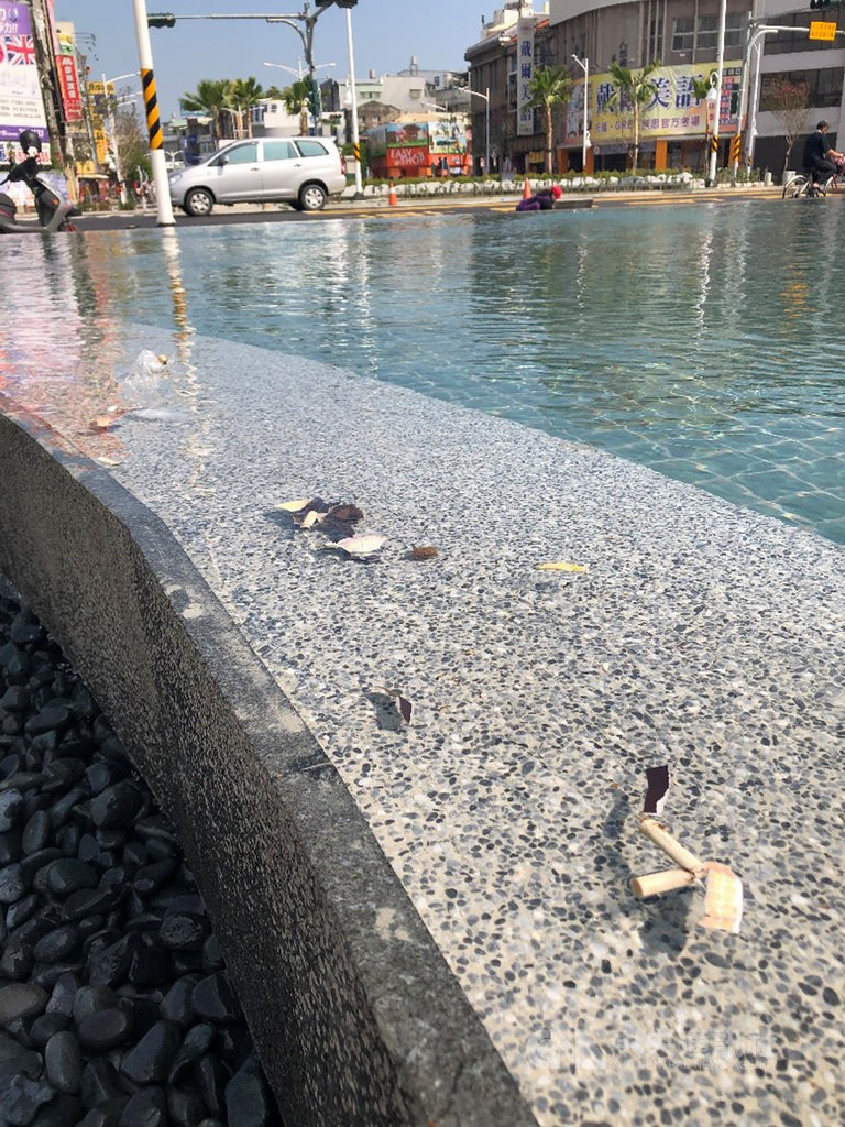 屏東火車站前水舞噴泉廣場開放至今獲好評,但才噴了10天就故障,屏東縣府派員檢查,發現水池內有大量菸頭、檳榔渣等垃圾,阻礙設備運轉,呼籲民眾不要亂丟垃圾,共同維護環境整潔及設備正常運作。(屏東縣政府提供)中央社記者郭芷瑄傳真 108年10月22日