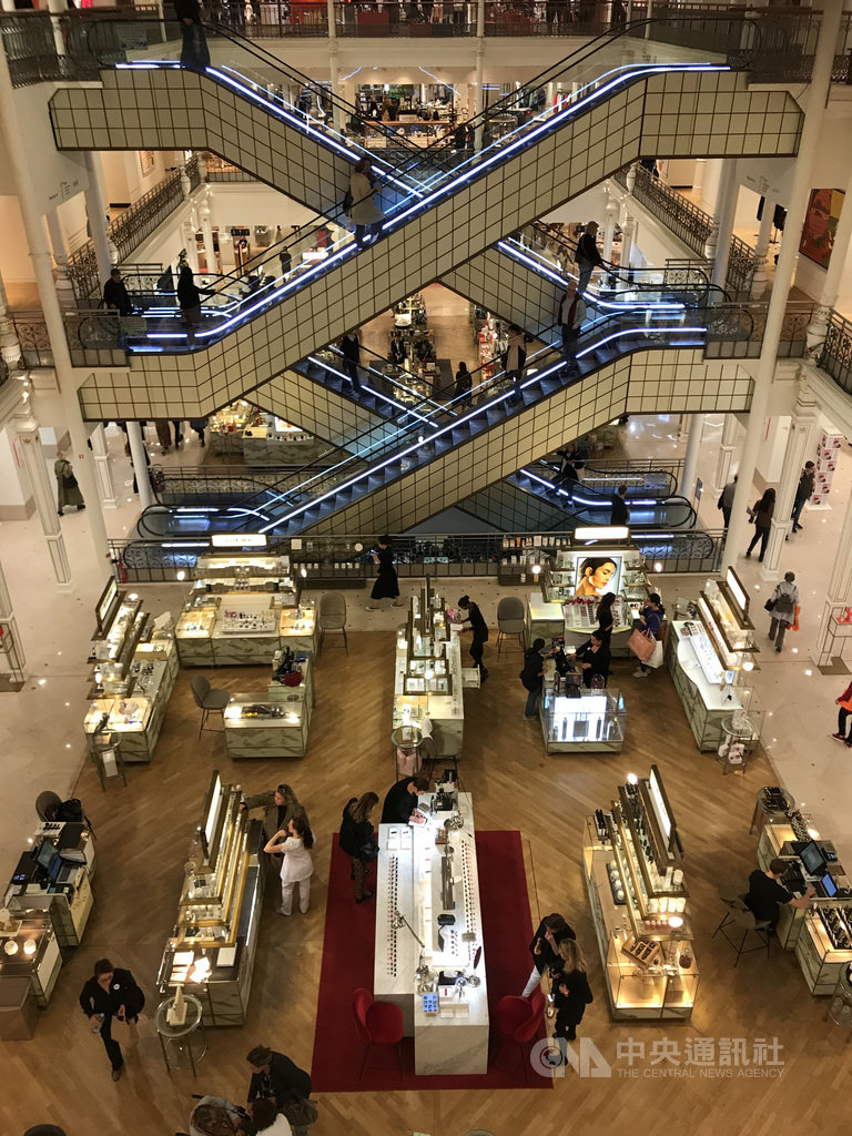 在巴黎,吸引觀光客的行程不只地標建築、美術館和古蹟,還有購物,尤其中國人及美國人在金額上買得最多。圖為108年9月27日巴黎樂蓬馬歇百貨公司。中央社記者曾依璇巴黎攝 108年10月22日