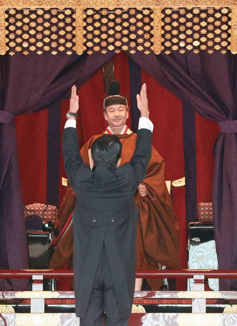 安倍致詞完畢後,面對日皇德仁舉雙手大呼3聲「萬歲」。(共同社提供)