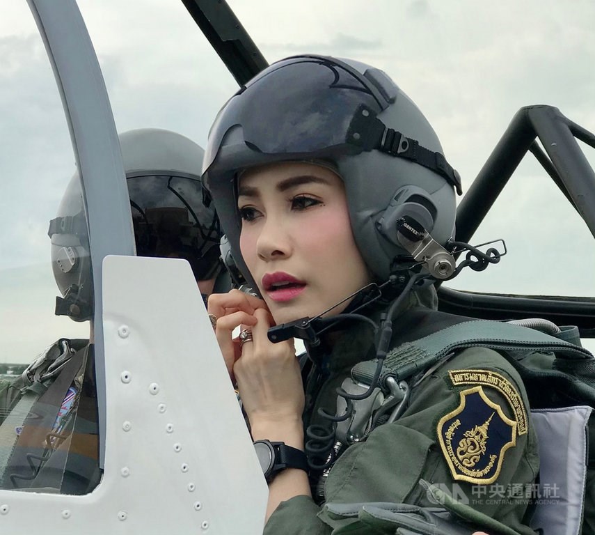 泰王瓦吉拉隆功今年7月冊封34歲的少將詩妮娜為妃子,但他21日在政府公報上公告,由於詩妮娜一直想要當王后,因此泰王撤銷詩妮娜所有的軍銜和妃子頭銜。圖為詩妮娜駕駛軍機。(王室宮務處提供)中央社