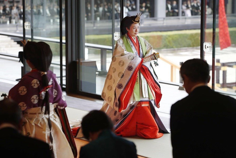皇后雅子在「即位禮正殿之儀」穿著傳統服飾「十二單」。(共同社提供)