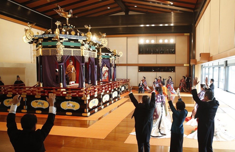 日皇德仁今年5月1日即位,22日下午在皇宮的「松之間」舉行向海內外宣布即位的「即位禮正殿之儀」,觀禮者包括外國元首、使節等約2000人。(共同社提供)