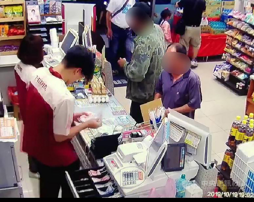 國民黨總統參選人韓國瑜19日結束台南造勢晚會、登車前突遭人丟雞蛋,但未命中,台南市警局全力追查,22日晚間宣布查獲2名涉案男子,將以強制罪嫌移送。(翻攝相片)中央社記者張榮祥台南傳真 108年10月22日