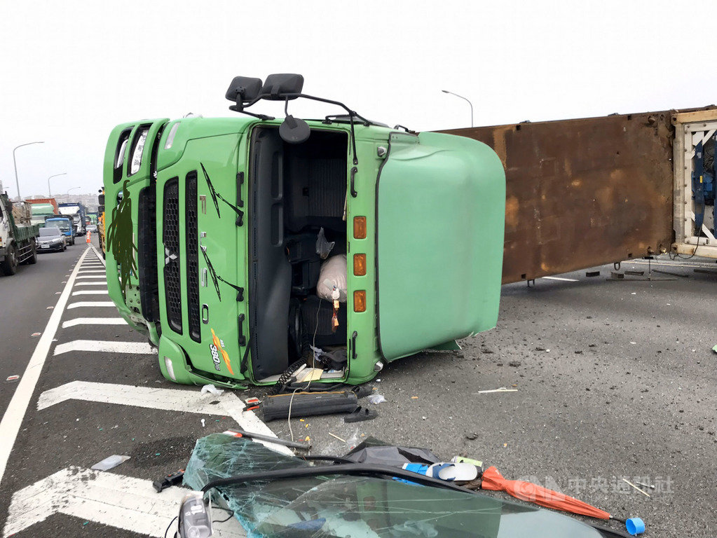 國道1號台南市永康區南下路段23日中午發生貨櫃車和自小客車3車追撞,造成貨櫃車翻覆,無人傷亡。(台南市消防局提供)中央社記者張榮祥台南傳真 108年10月23日