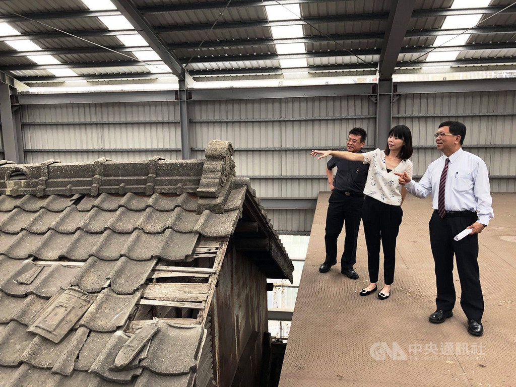 台中市潭子農會穀倉為市定古蹟,空間閒置多年,無黨籍立委洪慈庸(中)爭取中央補助修復,盼保留歷史建築讓古蹟重生,帶動潭子整體觀光發展。圖為洪慈庸日前邀約相關單位會勘。(洪慈庸辦公室提供)中央社記者趙麗妍傳真 108年10月23日