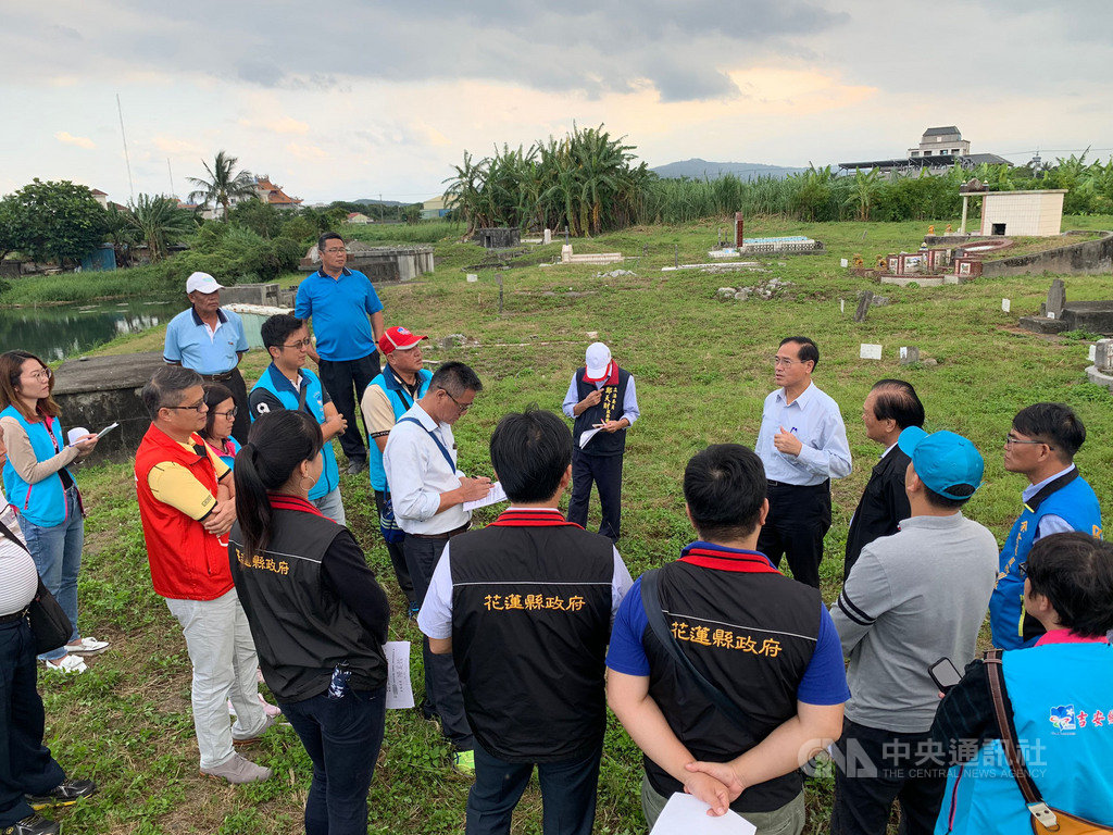 花蓮東昌公墓鄰近觀光風景區,雖地方政府有計畫遷葬,但遷葬費用龐大,導致土地閒置30多年,經地方立委多次向中央喊話,日前終於拍板由花東地區永續發展基金全額補助。國民黨籍立委鄭天財(後排右3)22日與相關單位前往會勘。(立委鄭天財辦公室提供)中央社記者張祈傳真 108年10月23日