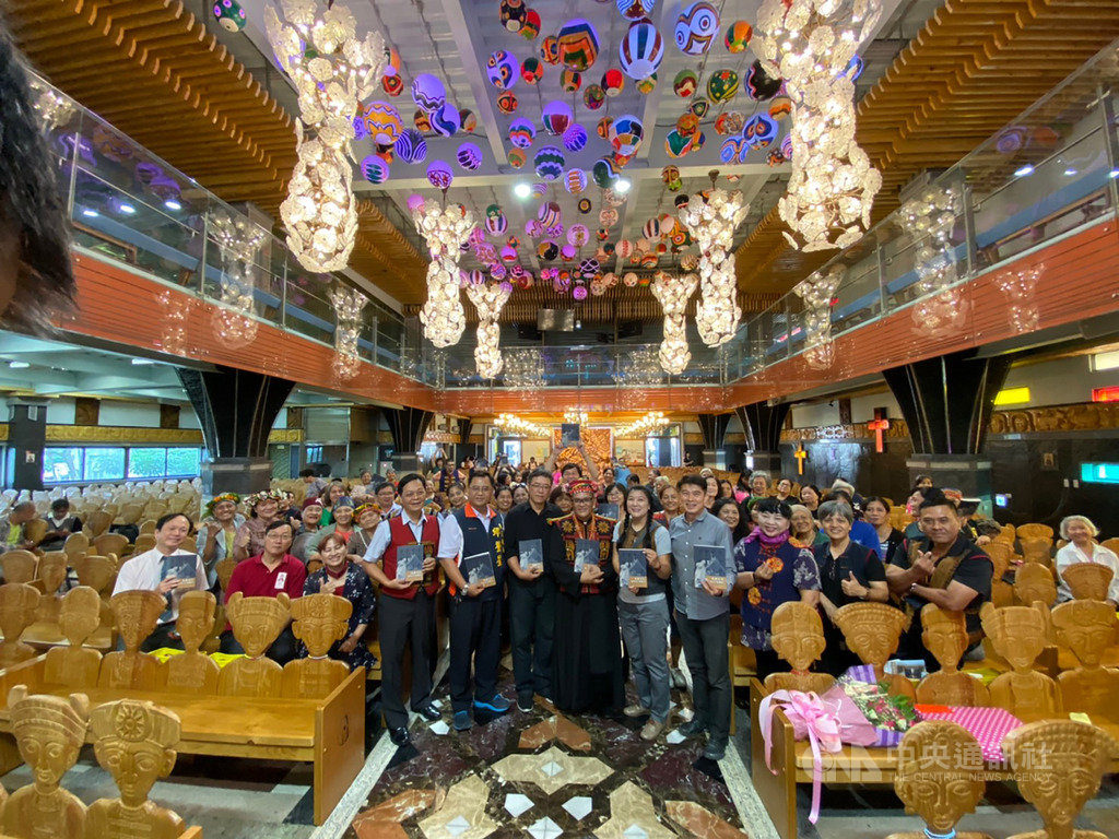 屏東霧台鄉神父杜勇雄(中)在屏東原民鄉設計12座教堂,縣政府委託完成「杜神父與他的12座教堂」,23日在杜勇雄設計的天主教佳平法蒂瑪聖母堂舉行新書發表。(屏東縣政府提供)中央社記者郭芷瑄傳真 108年10月23日