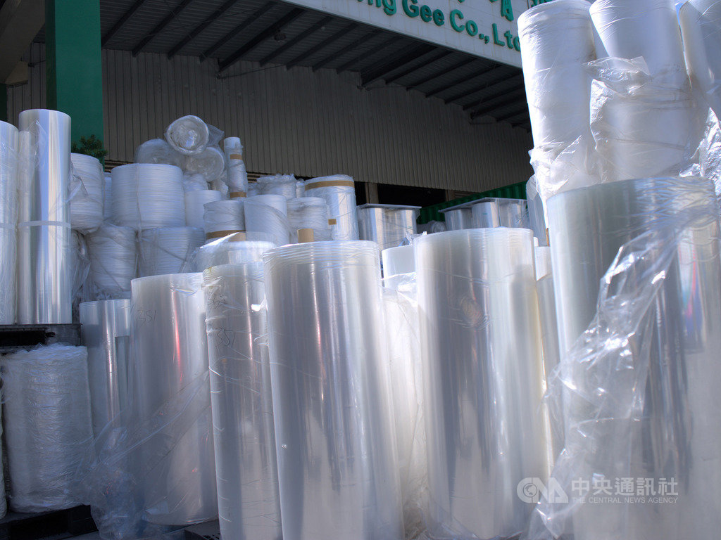 為推動循環經濟,環保署在部分塑膠回收品項(廢塑膠容器)給予補貼;至於未獲補貼的項目,希望能以試辦計畫改善製程,減少處理成本,提高業者回收意願。圖為工廠回收塑膠膜。中央社記者張雄風攝 108年10月23日